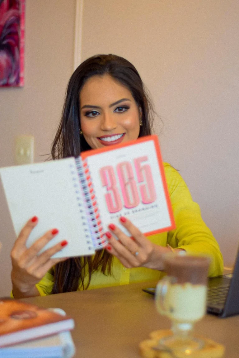 Cliente com o livro 365 Dias de Branding