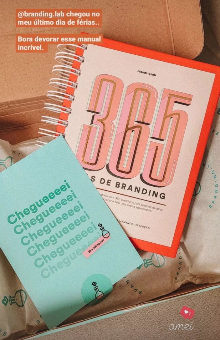 Cliente com o livro 365 Dias de Branding