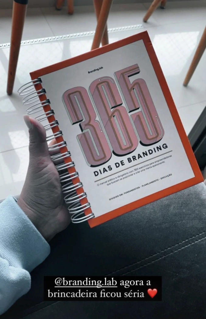 Cliente com o livro 365 Dias de Branding