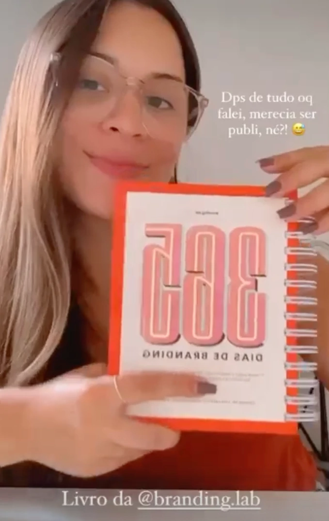 Cliente com o livro 365 Dias de Branding