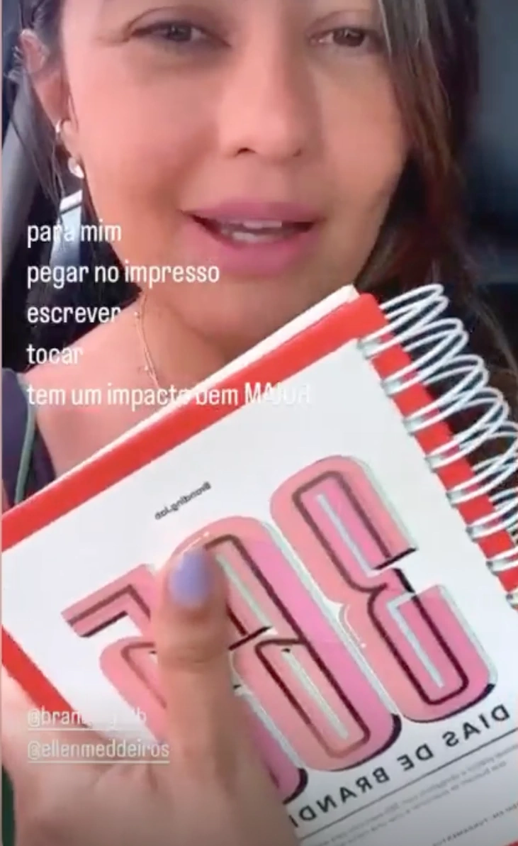 Cliente com o livro 365 Dias de Branding