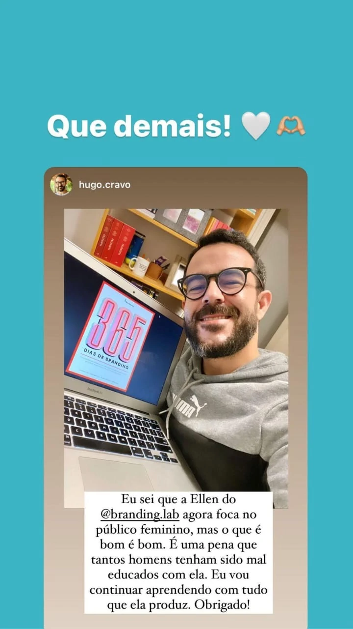 Cliente com o livro 365 Dias de Branding
