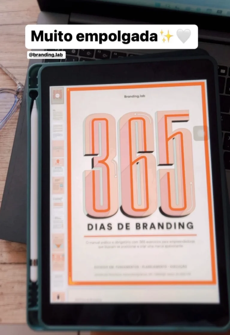 Cliente com o livro 365 Dias de Branding