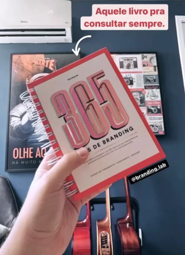 Cliente com o livro 365 Dias de Branding