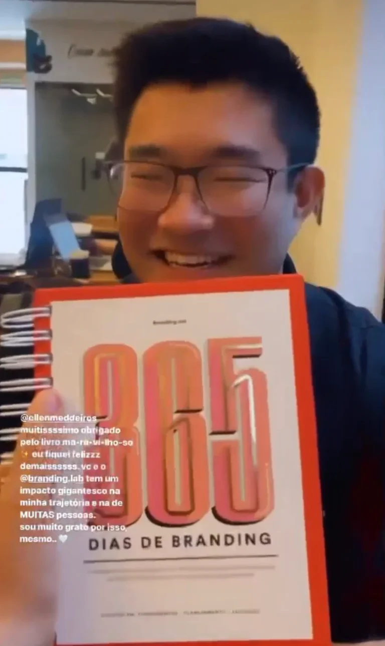 Cliente com o livro 365 Dias de Branding