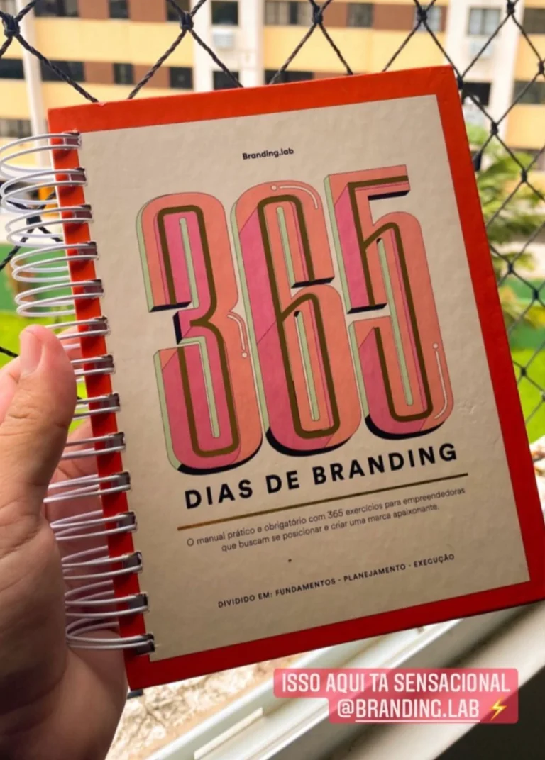 Cliente com o livro 365 Dias de Branding