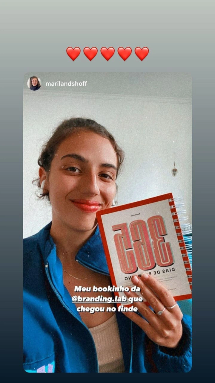 Cliente com o livro 365 Dias de Branding